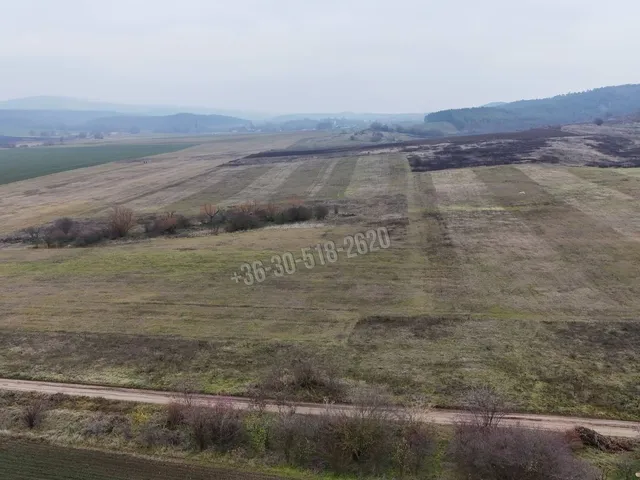 Eladó telek Vác