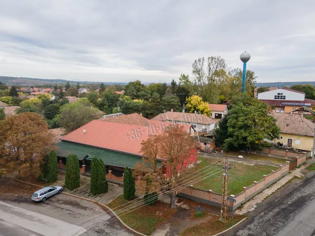 Eladó kereskedelmi és ipari ingatlan Vámosmikola 447 nm