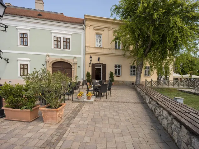 Eladó kereskedelmi és ipari ingatlan Vác, Belváros 102 nm