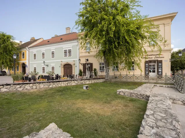 Eladó kereskedelmi és ipari ingatlan Vác, Belváros, Széchenyi utca 102 nm