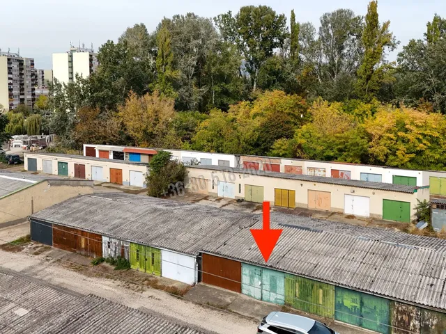 Eladó garázs Vác, Alsóváros 14 nm