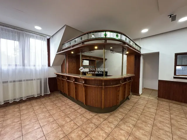 Eladó kereskedelmi és ipari ingatlan Nyíregyháza 300 nm