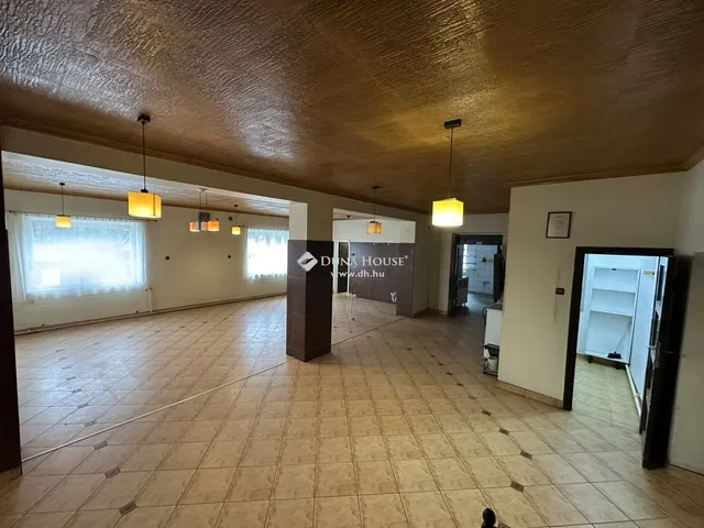 Eladó kereskedelmi és ipari ingatlan Nyíregyháza 300 nm