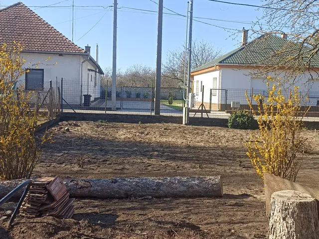 Eladó telek Üllő 320 nm