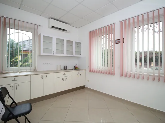 Eladó kereskedelmi és ipari ingatlan Nagytarcsa 214 nm