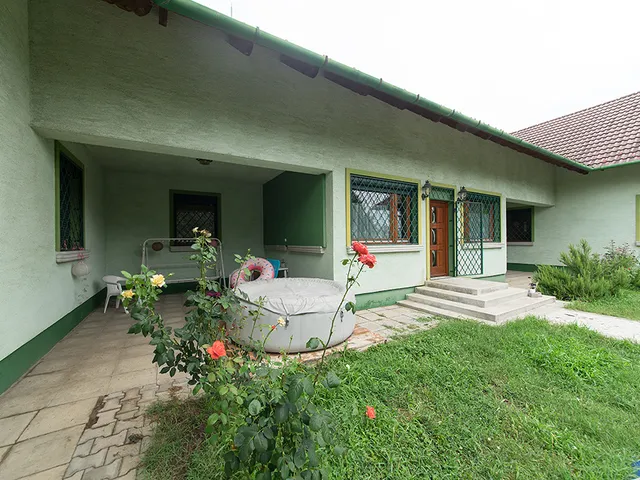 Eladó ház Pécel 300 nm