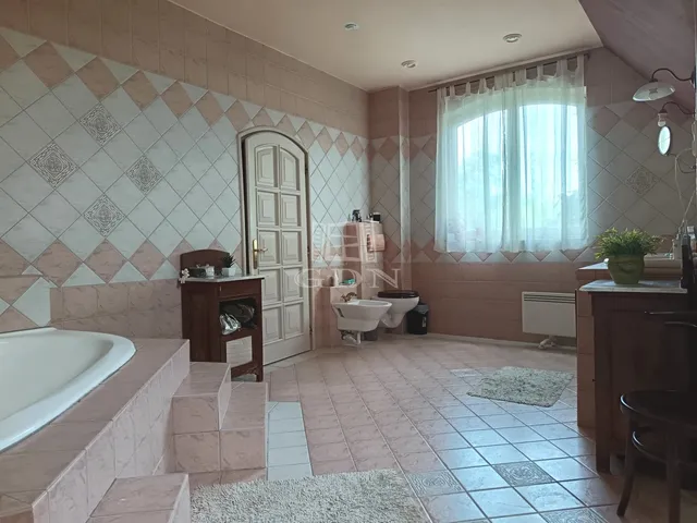 Eladó ház Mogyoród 260 nm