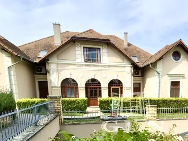 Eladó lakás Vác, Belváros 144 nm
