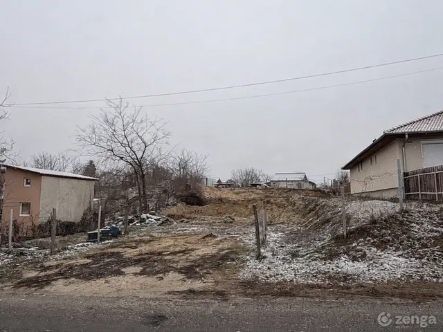 Eladó telek Monorierdő 700 nm