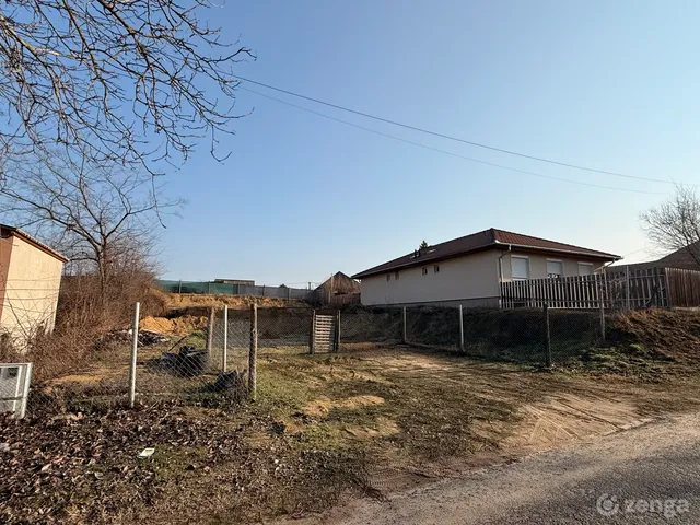 Eladó telek Monorierdő 700 nm