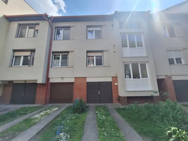 Eladó garázs Szeged, Északi városrész, Avar utca 19 nm