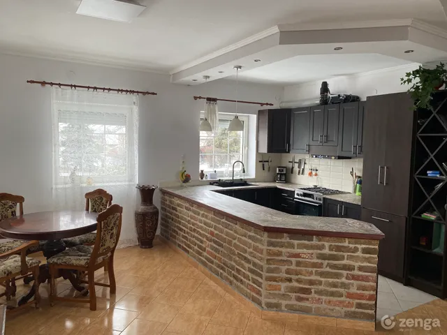 Eladó ház Zsombó 234 nm