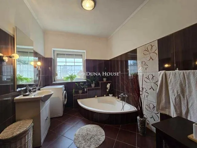 Eladó ház Zsombó 234 nm