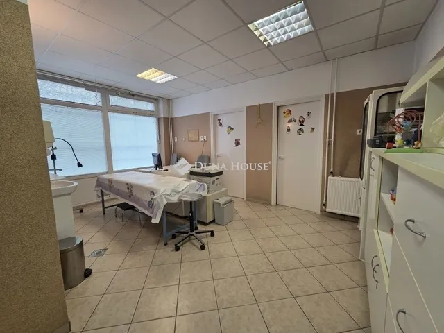 Eladó kereskedelmi és ipari ingatlan Szeged, Makkosház 71 nm