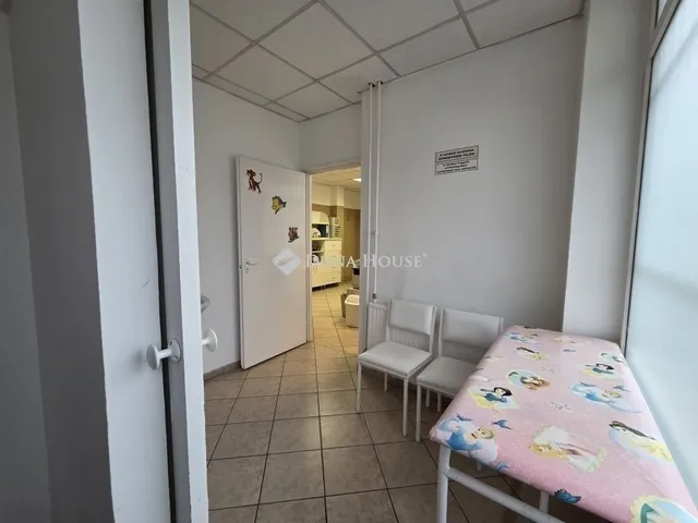 Eladó kereskedelmi és ipari ingatlan Szeged, Makkosház 71 nm