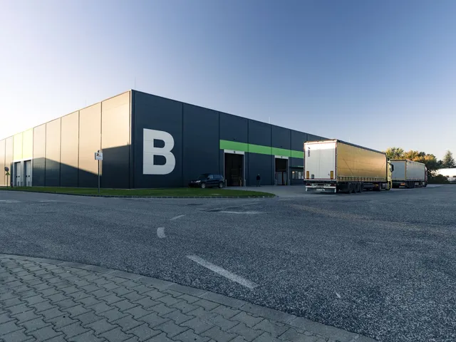 Kiadó kereskedelmi és ipari ingatlan Székesfehérvár 5222 nm