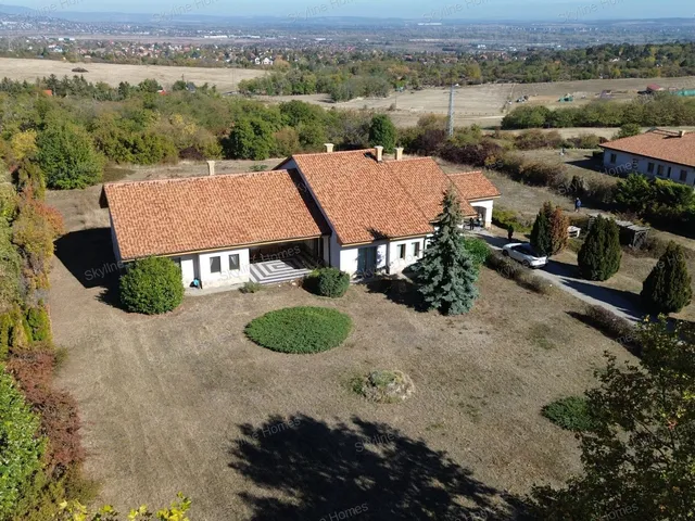 Eladó ház Üröm 450 nm