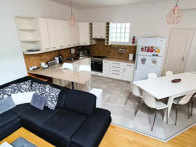 Eladó lakás Budapest VI. kerület, Nagykörúton kívüli terület 150 nm