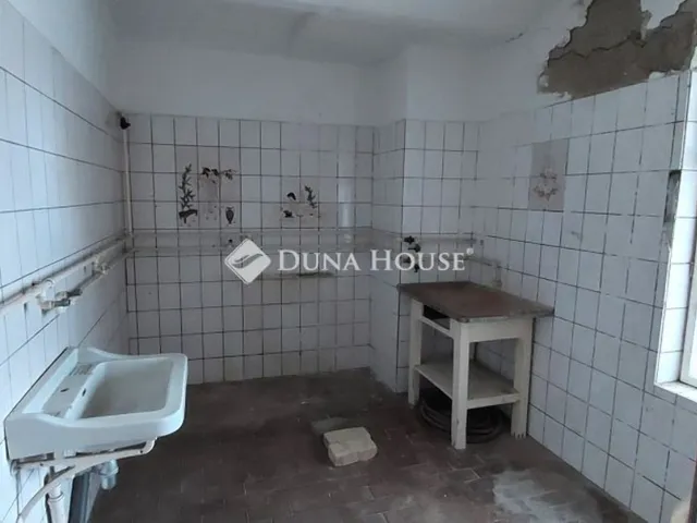 Eladó kereskedelmi és ipari ingatlan Csepreg 241 nm