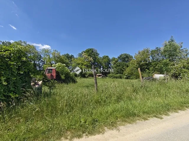 Eladó kereskedelmi és ipari ingatlan Szakony 7608 nm