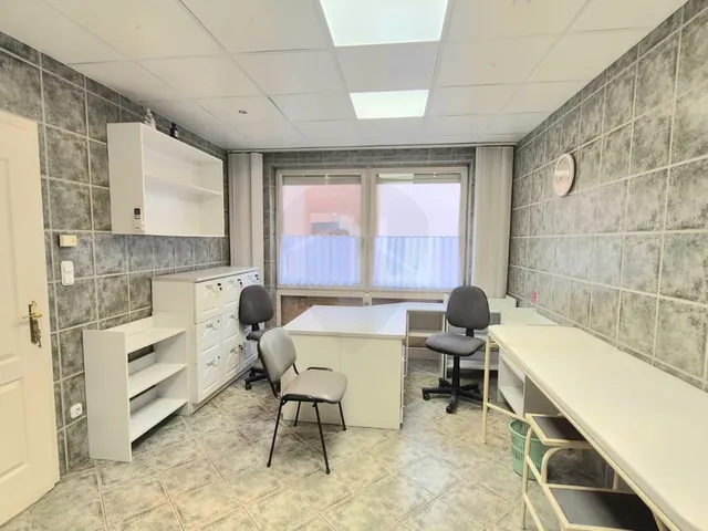 Eladó kereskedelmi és ipari ingatlan Baja, Belváros 48 nm