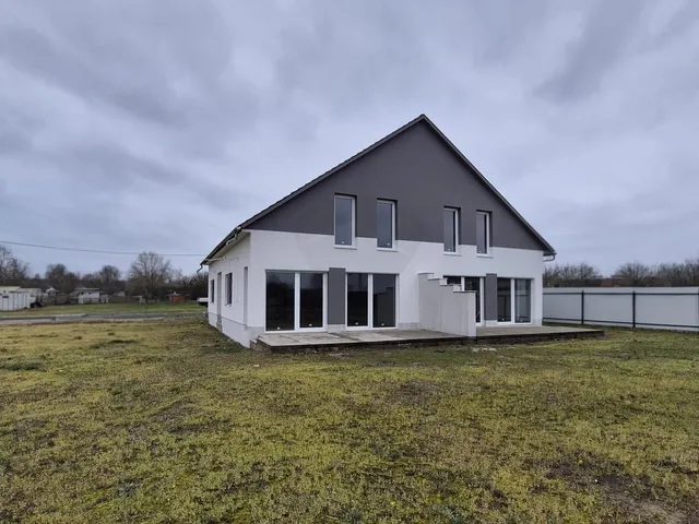 Eladó ház Baja, Kiscsávoly 180 nm