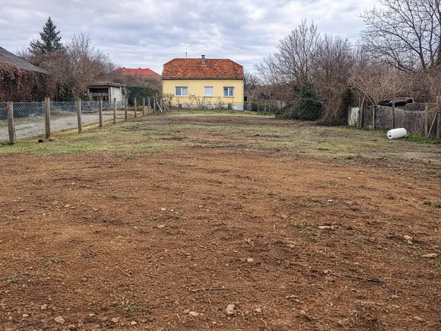 Eladó telek Pécs 671 nm