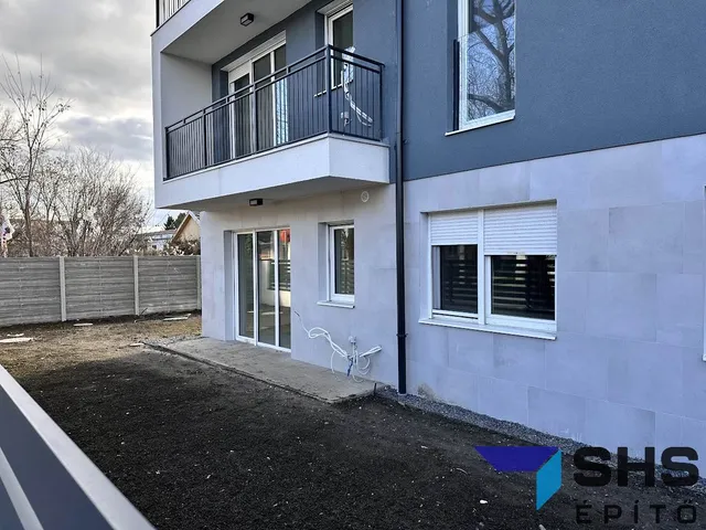 Eladó kereskedelmi és ipari ingatlan Székesfehérvár, Zrínyi utca 1 79 nm