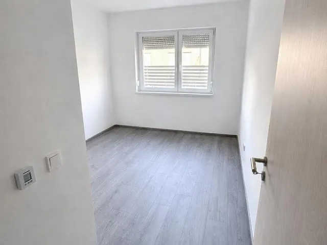 Eladó kereskedelmi és ipari ingatlan Székesfehérvár, Zrínyii utca 1. 79 nm