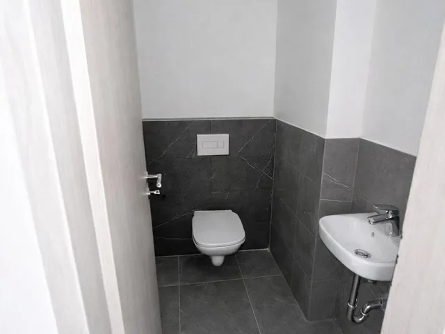 Eladó kereskedelmi és ipari ingatlan Székesfehérvár, Zrínyii utca 1. 79 nm