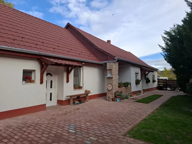 Eladó ház Balatonkenese 160 nm