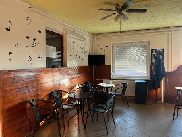 Eladó kereskedelmi és ipari ingatlan Komló, Attila utca 200 nm