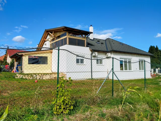 Eladó ház Szentkirályszabadja, Erdő sétány 145 nm