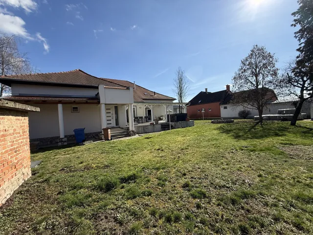 Eladó ház Szentlőrinc, Szent István u. 240 nm