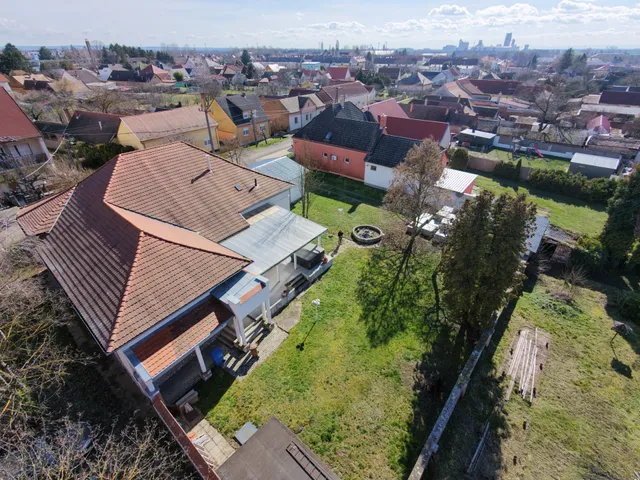 Eladó ház Szentlőrinc 240 nm