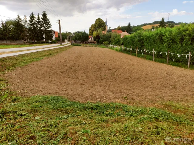 Eladó telek Bakonyszentkirály 1000 nm