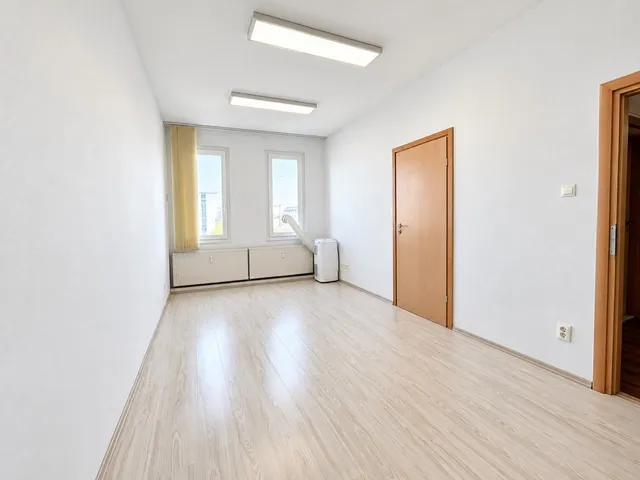 Kiadó kereskedelmi és ipari ingatlan Debrecen, Belváros 18 nm