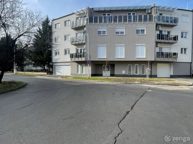 Eladó garázs Szolnok, Belváros, Sarló 56 nm