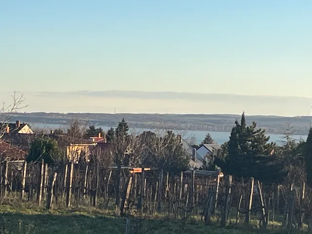 Eladó telek Vonyarcvashegy 700 nm