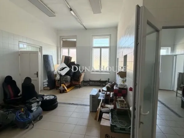 Kiadó kereskedelmi és ipari ingatlan Kalocsa 180 nm