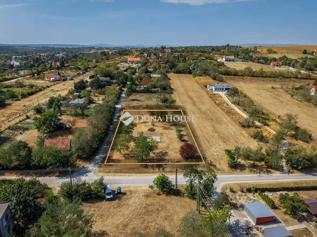 Eladó telek Balatonkenese 2158 nm