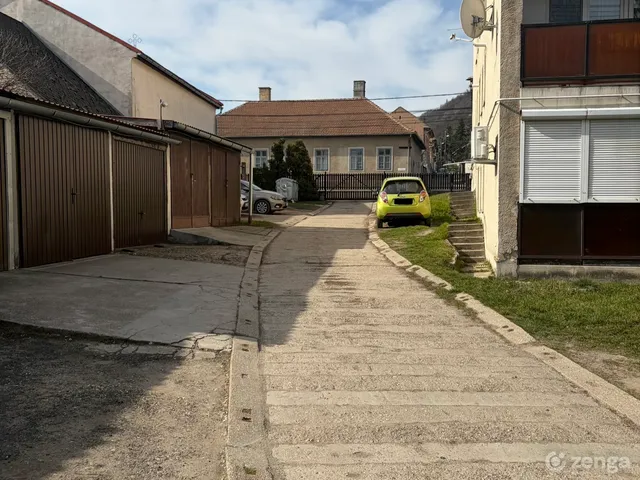 Eladó garázs Sátoraljaújhely, Várhegy 16 nm