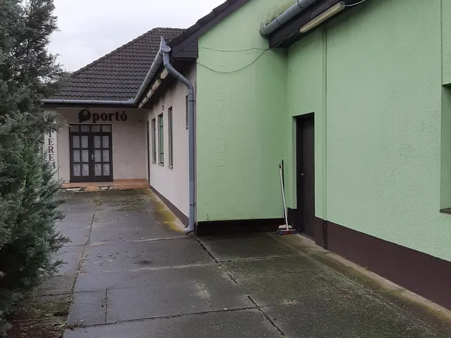 Eladó ház Sárvár, Szombathelyi út 28. 215 nm