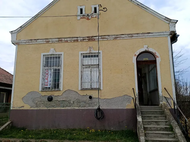 Eladó kereskedelmi és ipari ingatlan Vajta, Szabadság tér 7-1 63 nm