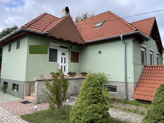 Eladó ház Tés 260 nm