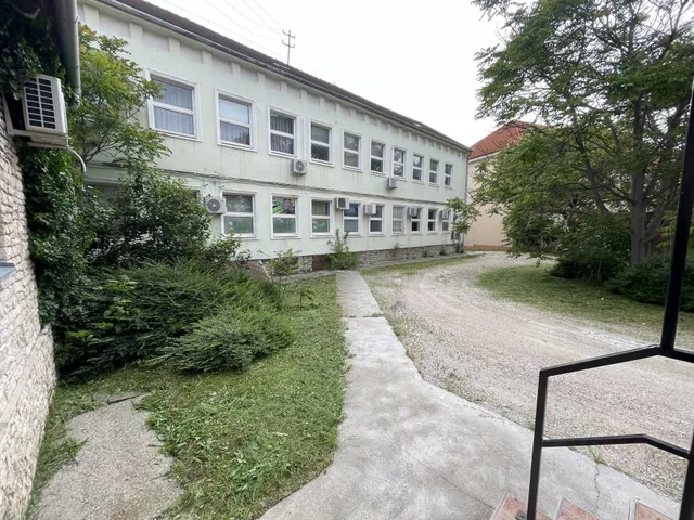 Eladó kereskedelmi és ipari ingatlan Várpalota 1000 nm