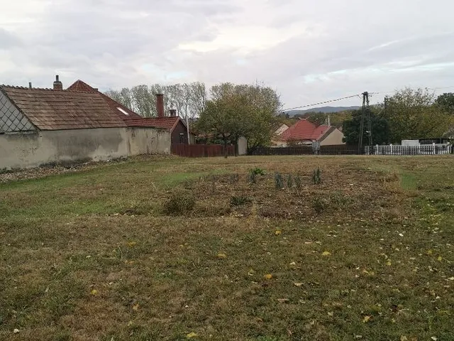 Eladó telek Veszprém 1140 nm