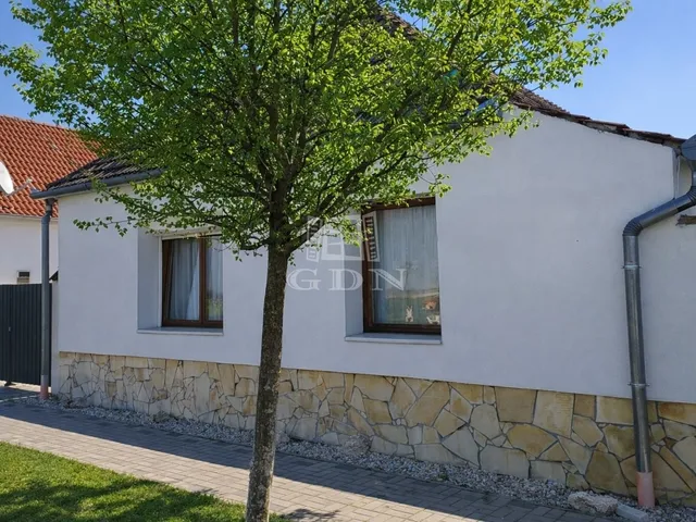 Eladó ház Béb 90 nm