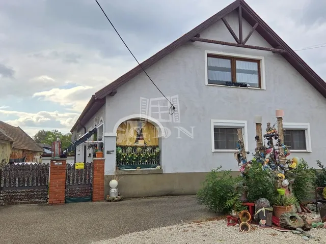 Eladó ház Szakony 220 nm