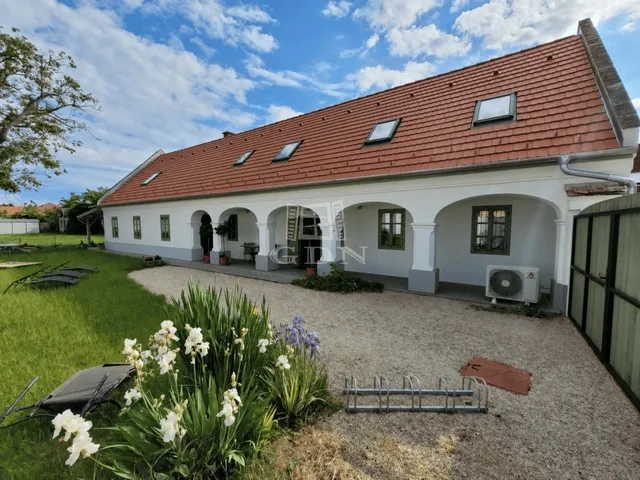 Eladó ház Hegykő 220 nm